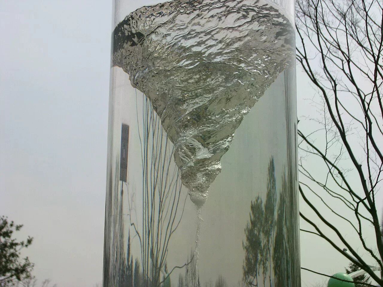 國立果川科學館玻璃圓筒中的水流渦旋