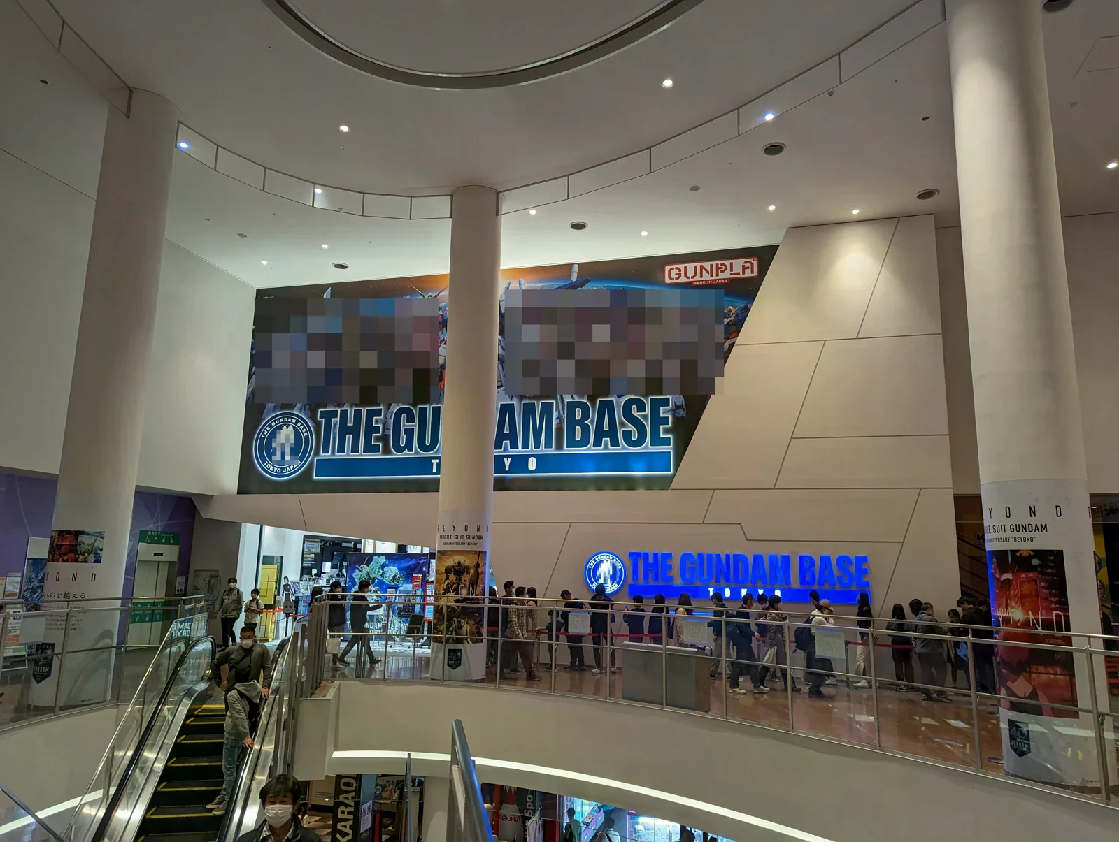 Gundam Base 東京入口(2023年3月12日照片);目前入店方式與販售限制仍以官方當次公告為準。 原圖局部展示畫面已做馬賽克。
