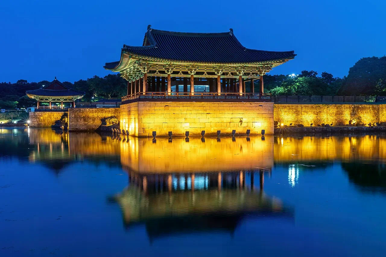 藍調時刻東宮宮殿與月池水面倒影