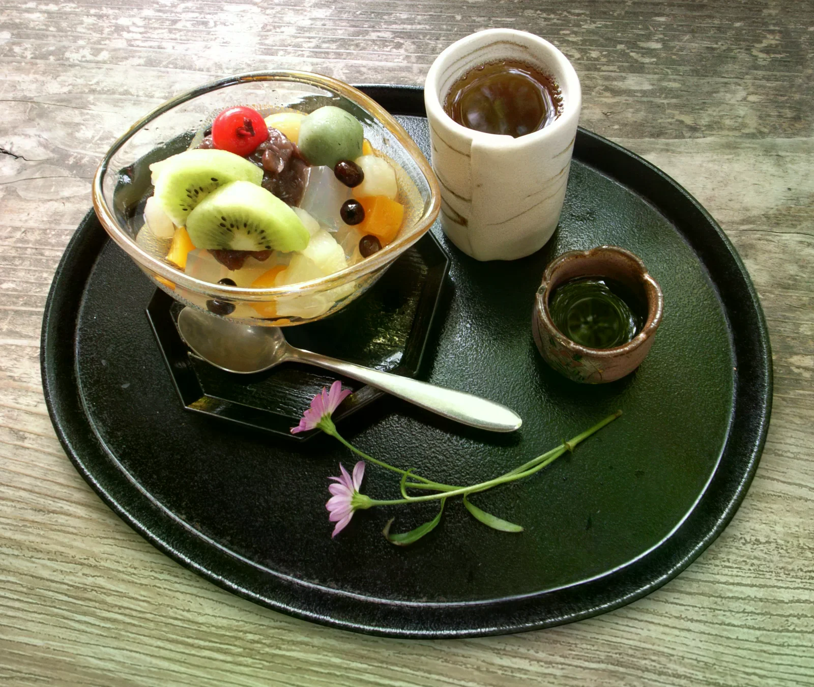 一碗蜜豆與茶杯搭配的日式茶點