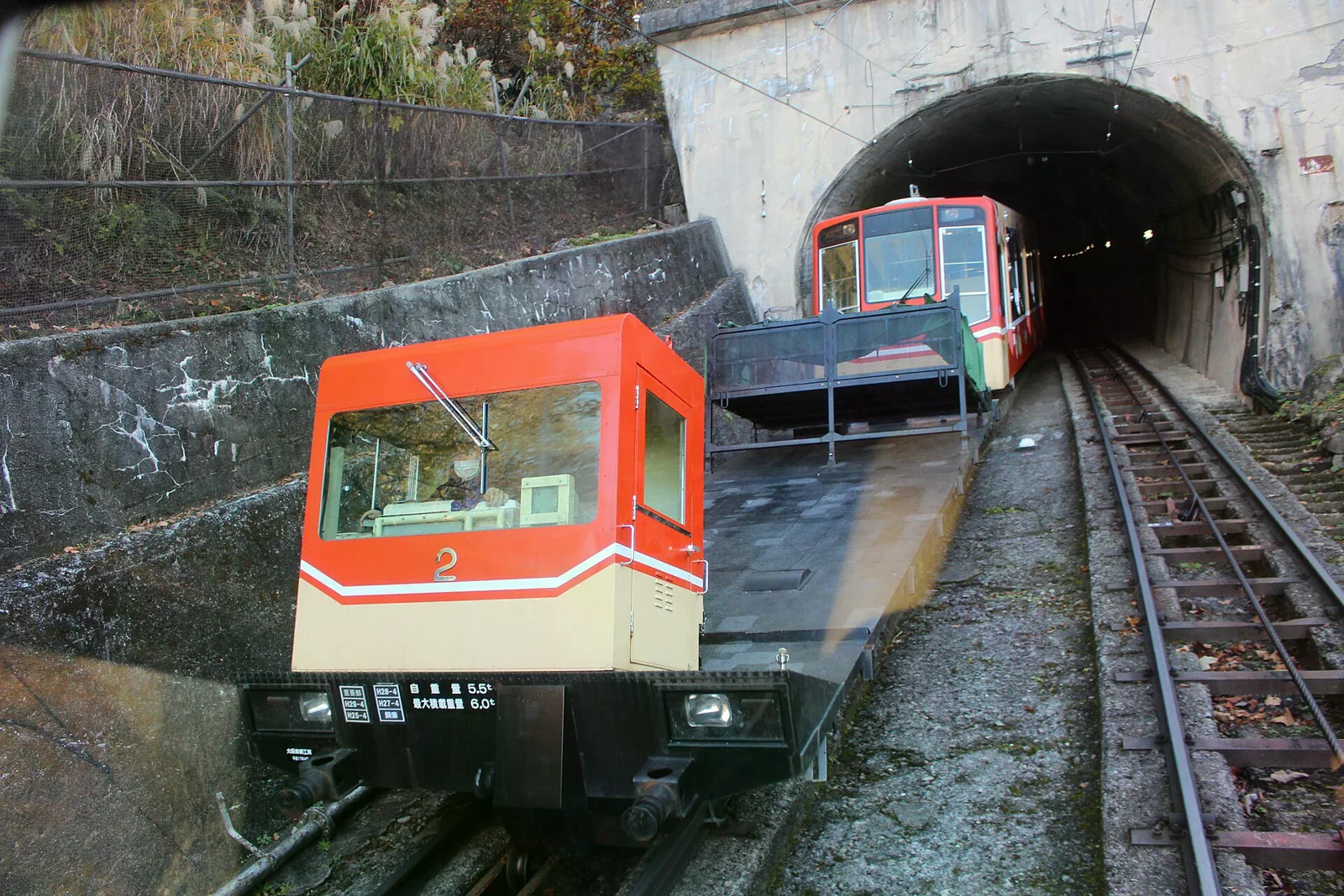 立山黑部登山纜車停在隧道口的軌道上。