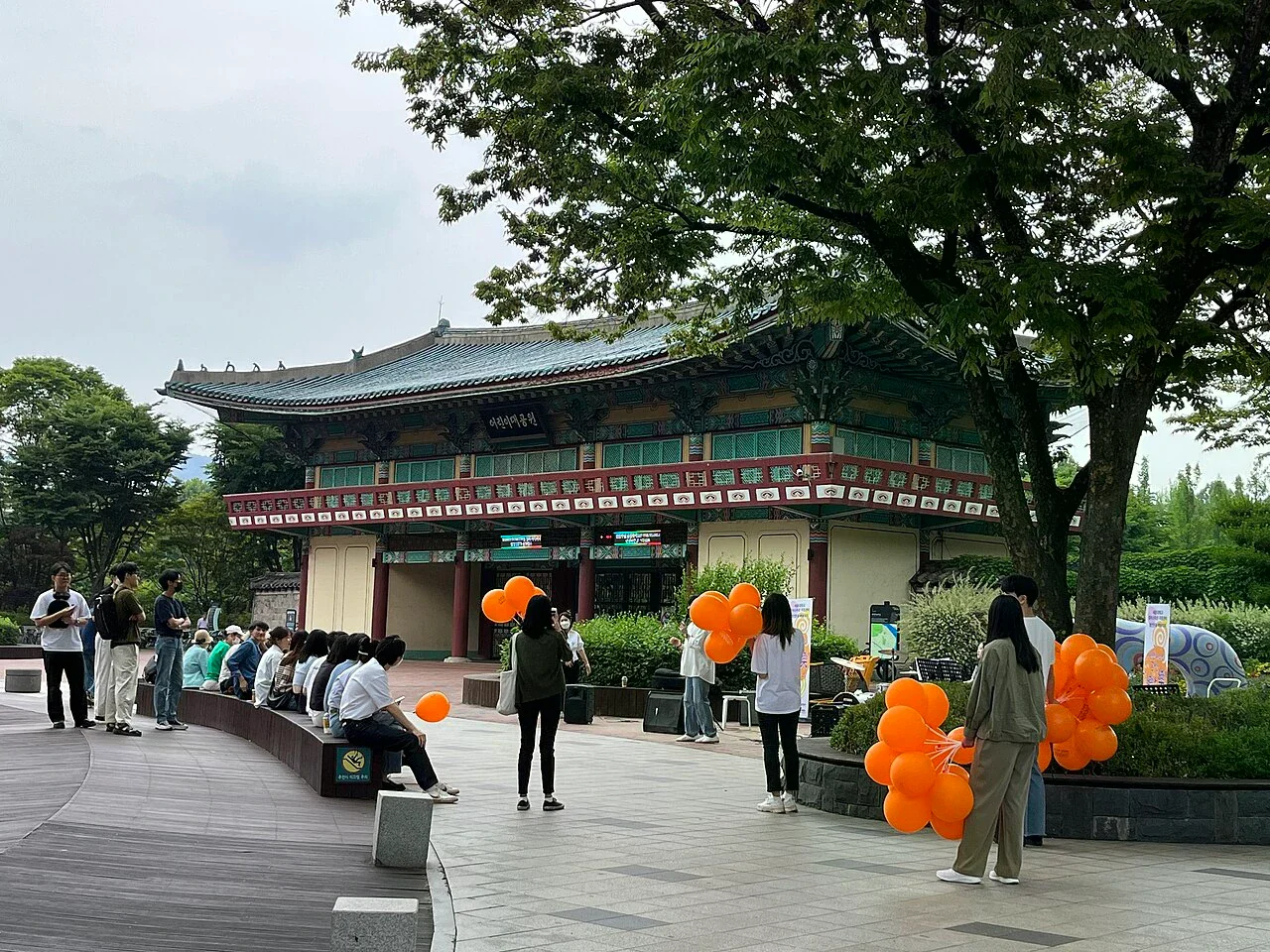 首爾兒童大公園的傳統式園門與入口廣場，廣場上有遊客