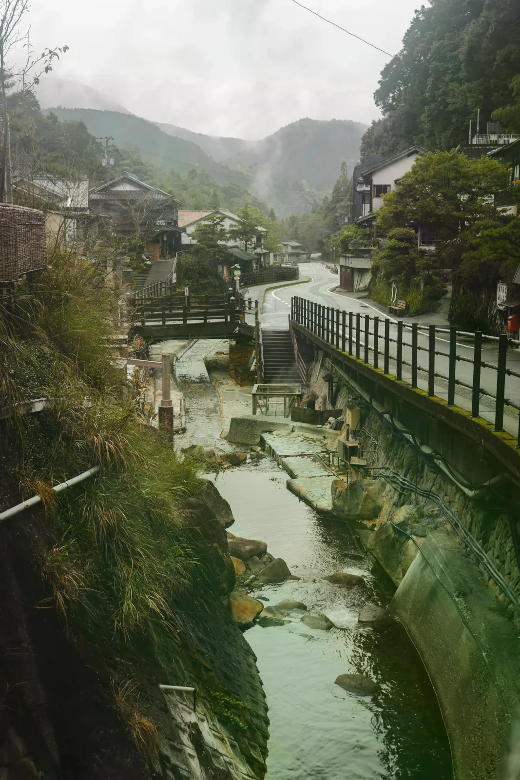 山谷中的溫泉聚落、旅館與旁側溪流