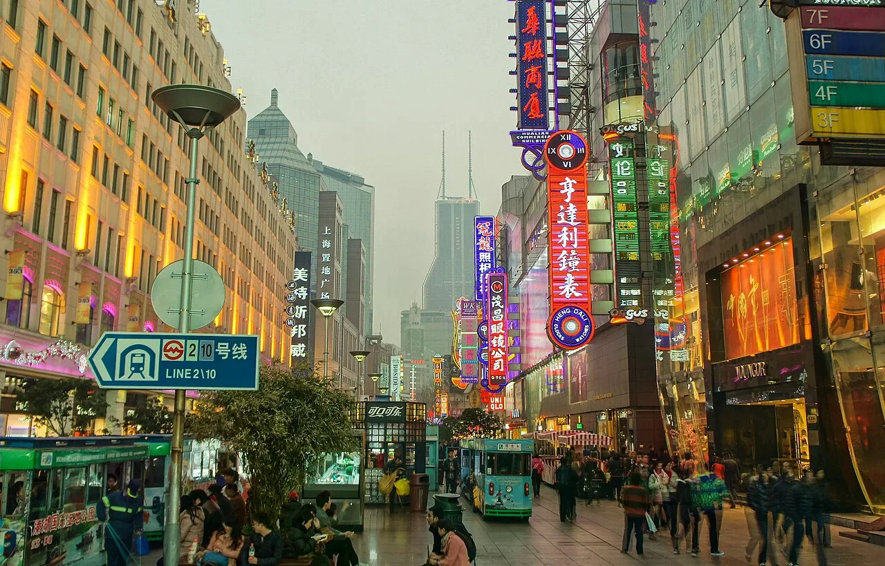 上海南京東路步行商圈，兩側店鋪與行人的街道景觀。