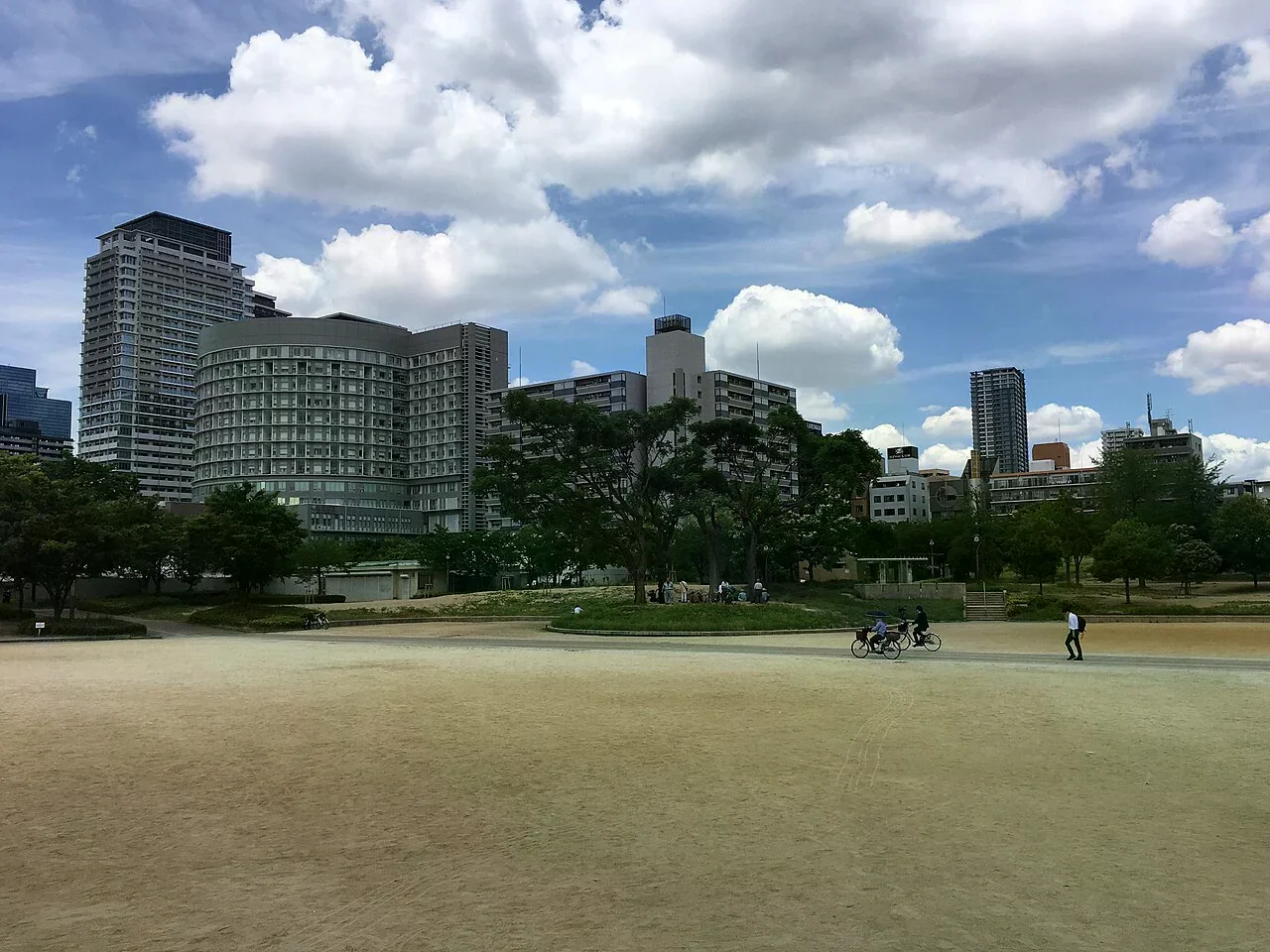 大阪扇町公園開闊場地與周邊街區，2019 年 6 月照片