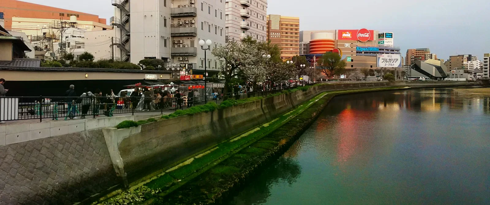 中洲清流公園沿那珂川排列的屋台、步道與河岸
