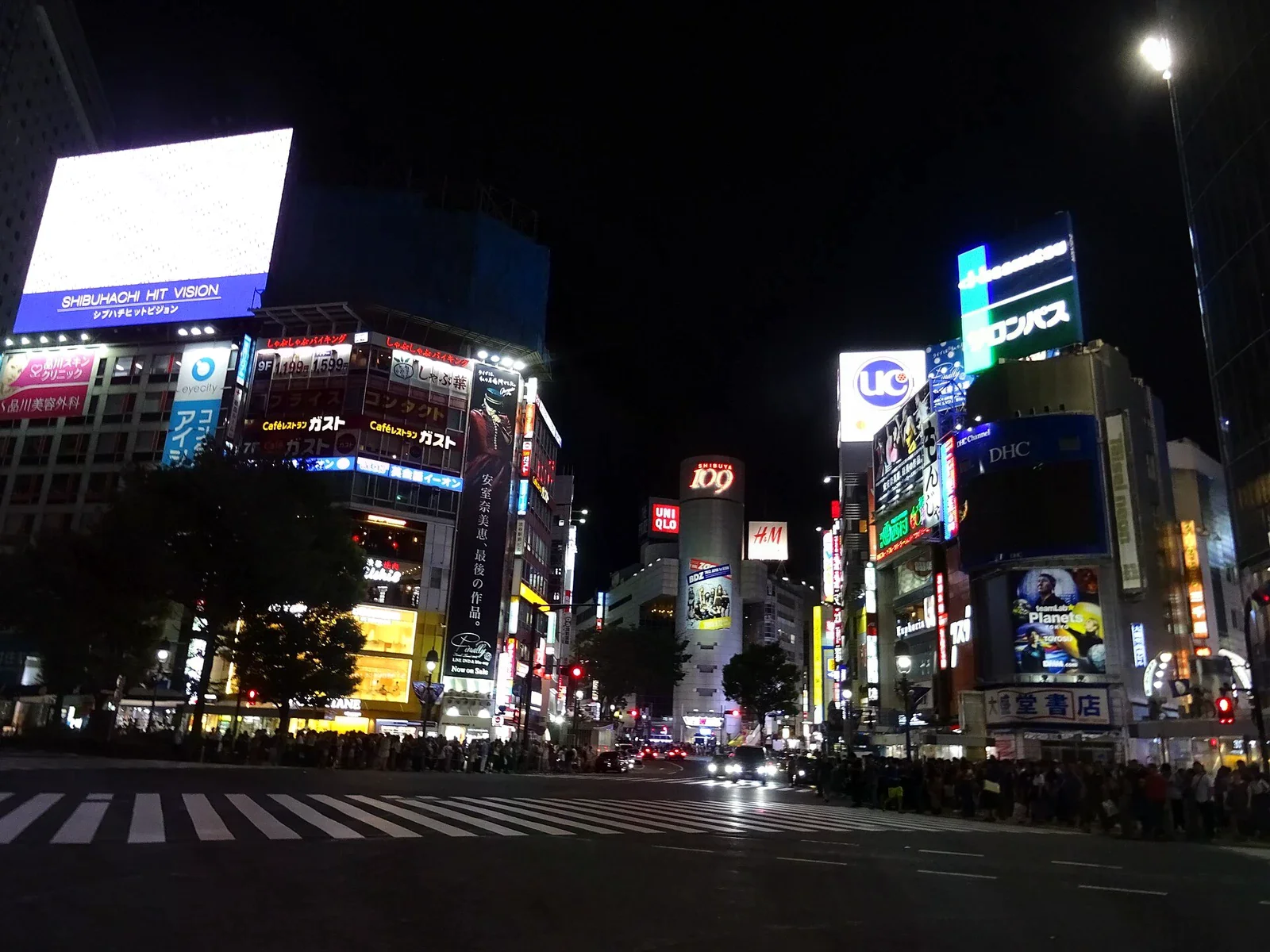 夜間澀谷十字路口及兩側商業大樓招牌。