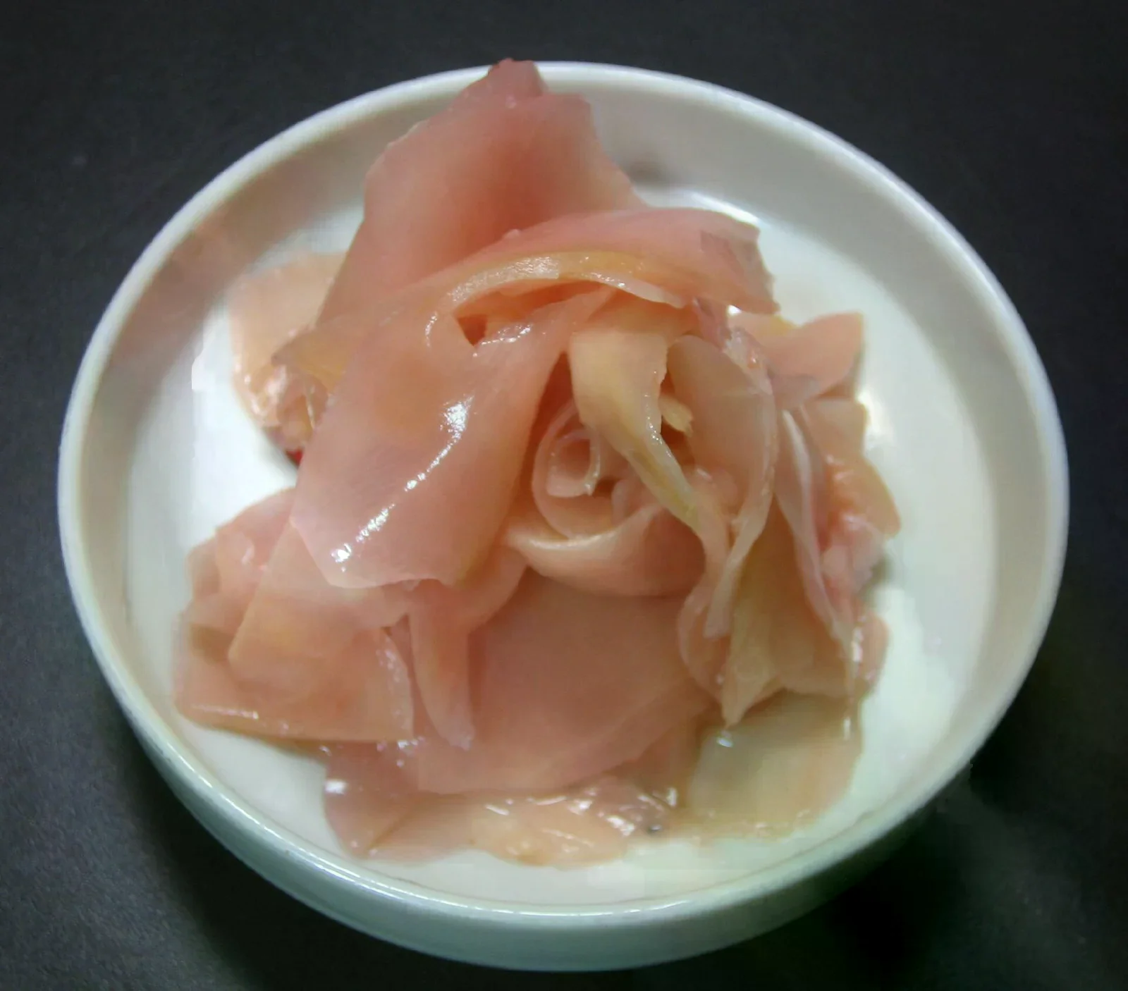 小白碟上盛著粉紅色的甘酢漬生薑片