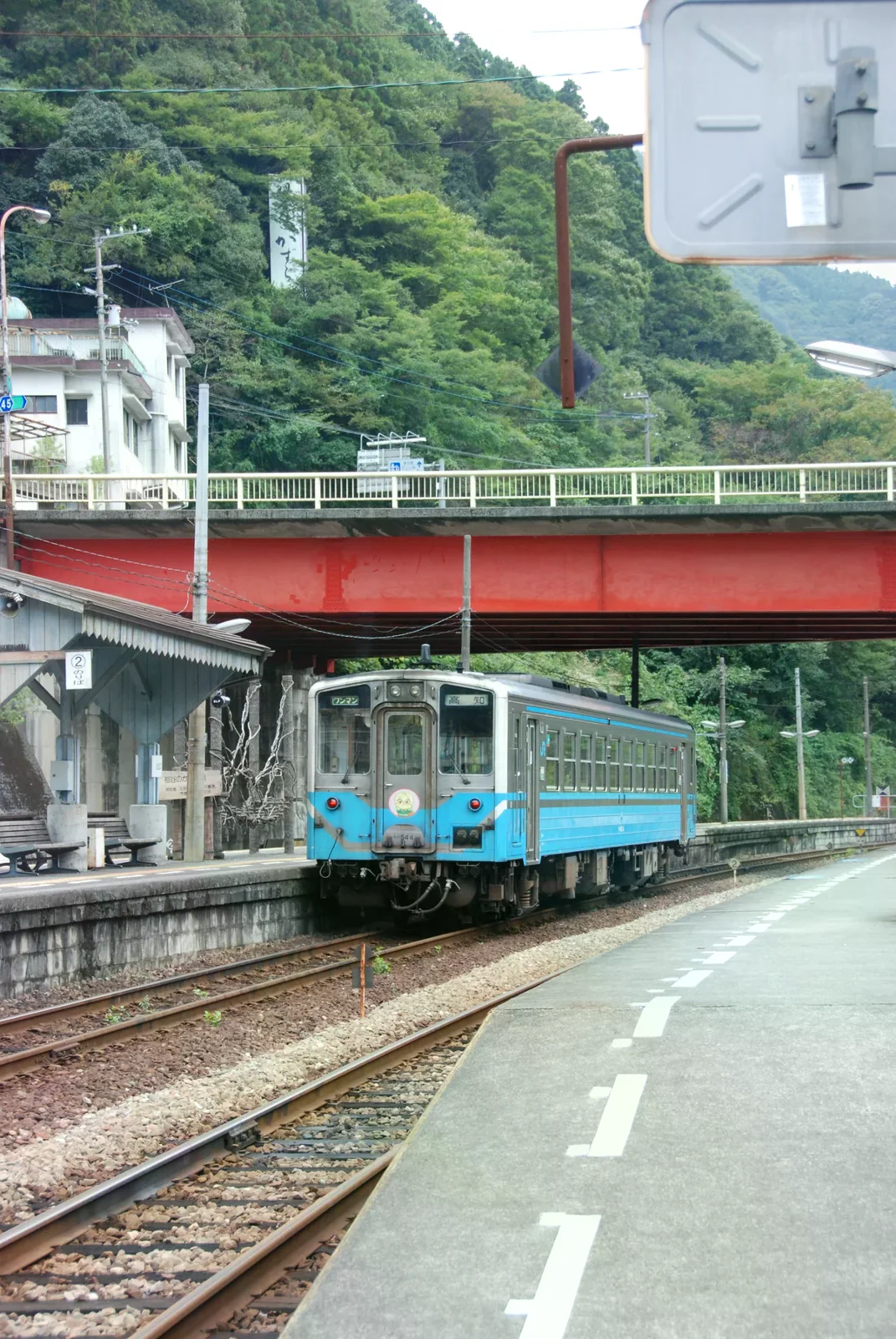 藍銀色普通列車停靠在大步危站月台