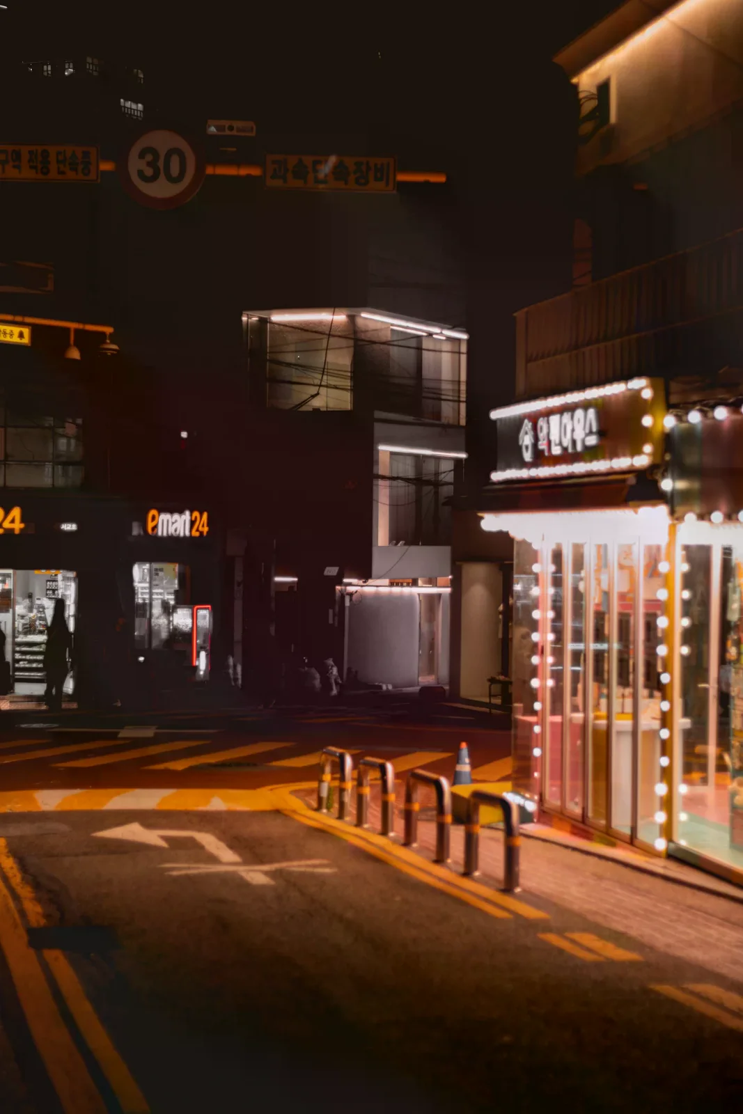 首爾夜晚街道、斑馬線與亮著燈的店面