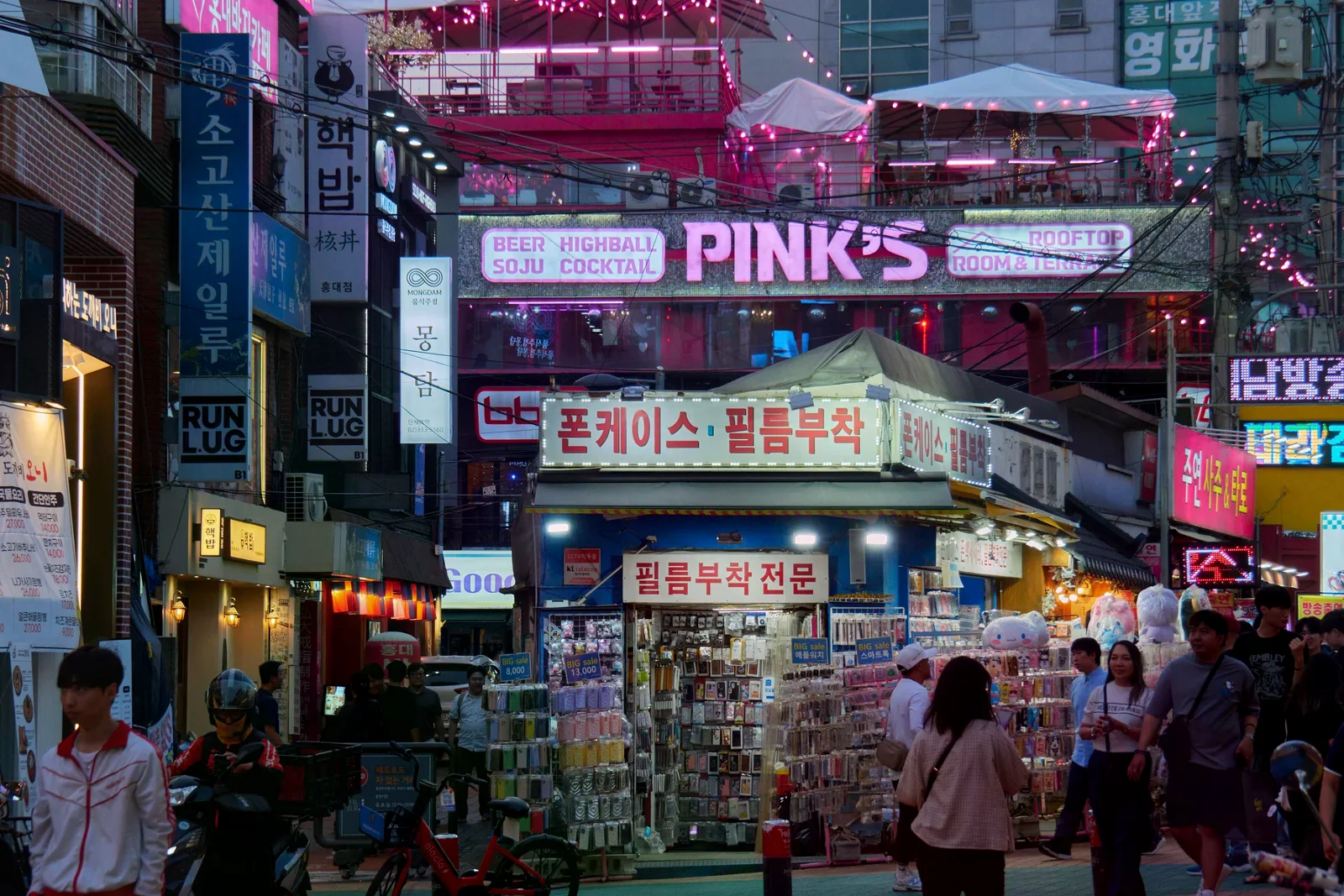 弘大的霓虹店面與街邊攤位。
