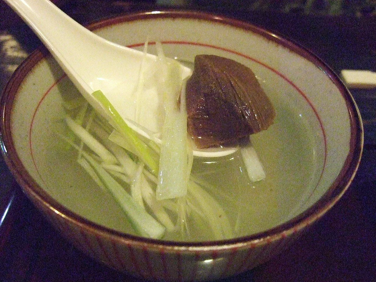 一碗清湯裡可見牛尾肉與蔥段