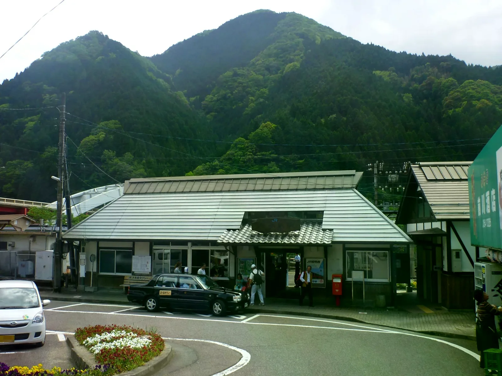 JR大步危站舍位在群山腳下