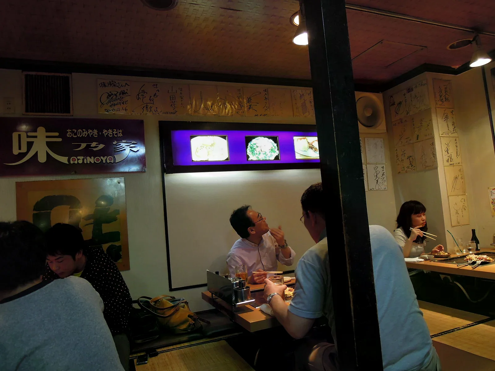 味乃家AJINOYA招牌與店內餐桌
