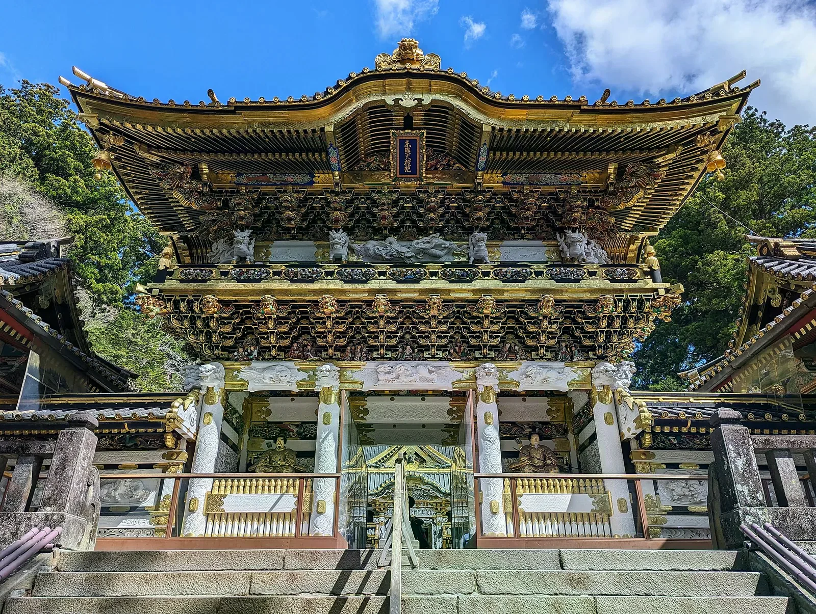 日光東照宮陽明門金箔雕飾在藍天下的正面仰視畫面
