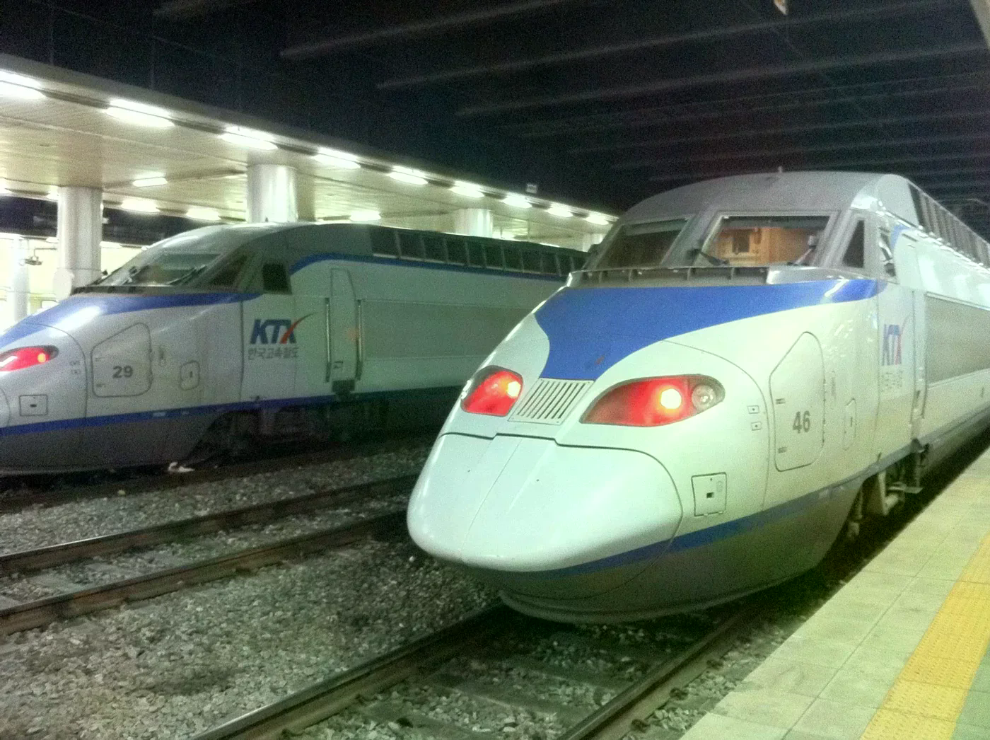 首爾站月台上並列的 KTX 列車。