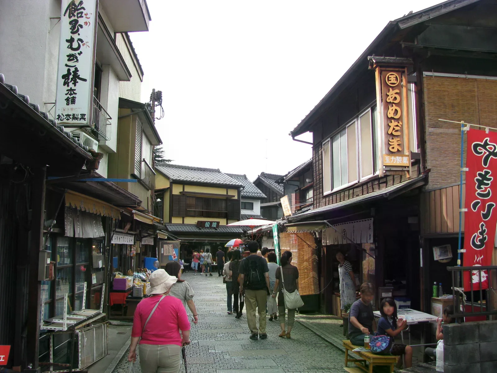 菓子屋橫丁石板巷道兩側的店舖與行人