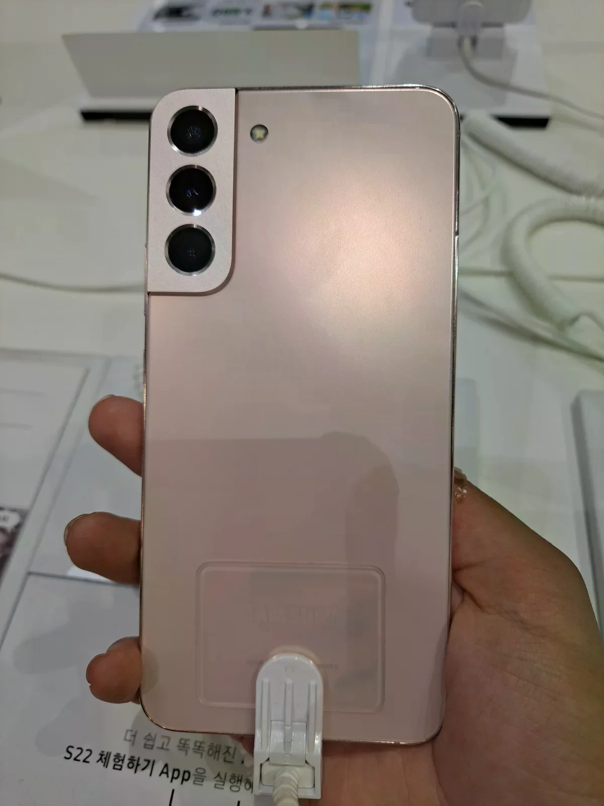 Samsung Galaxy S22 手機背面。