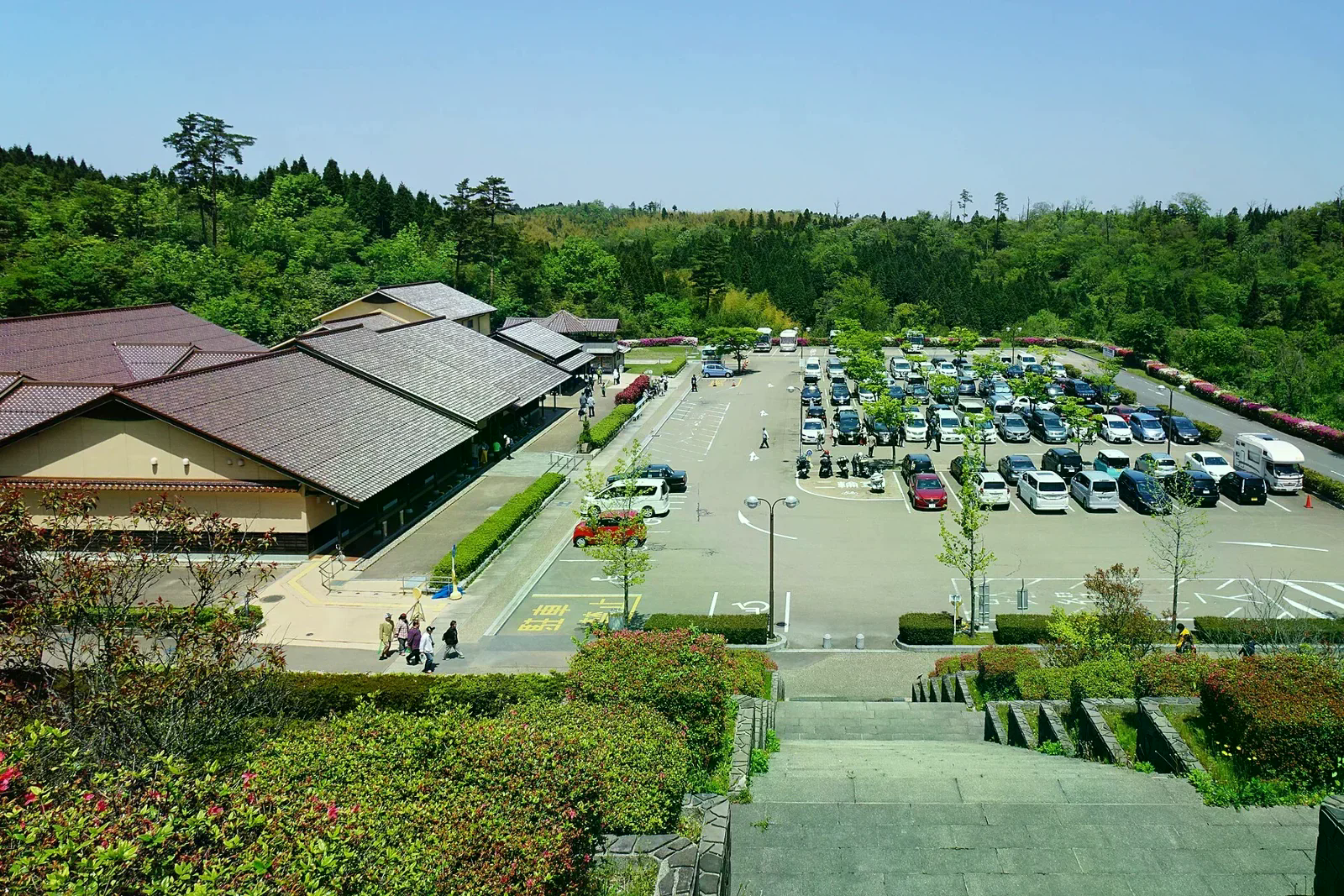 2018 年從高處望向世界遺產中心與停車場。