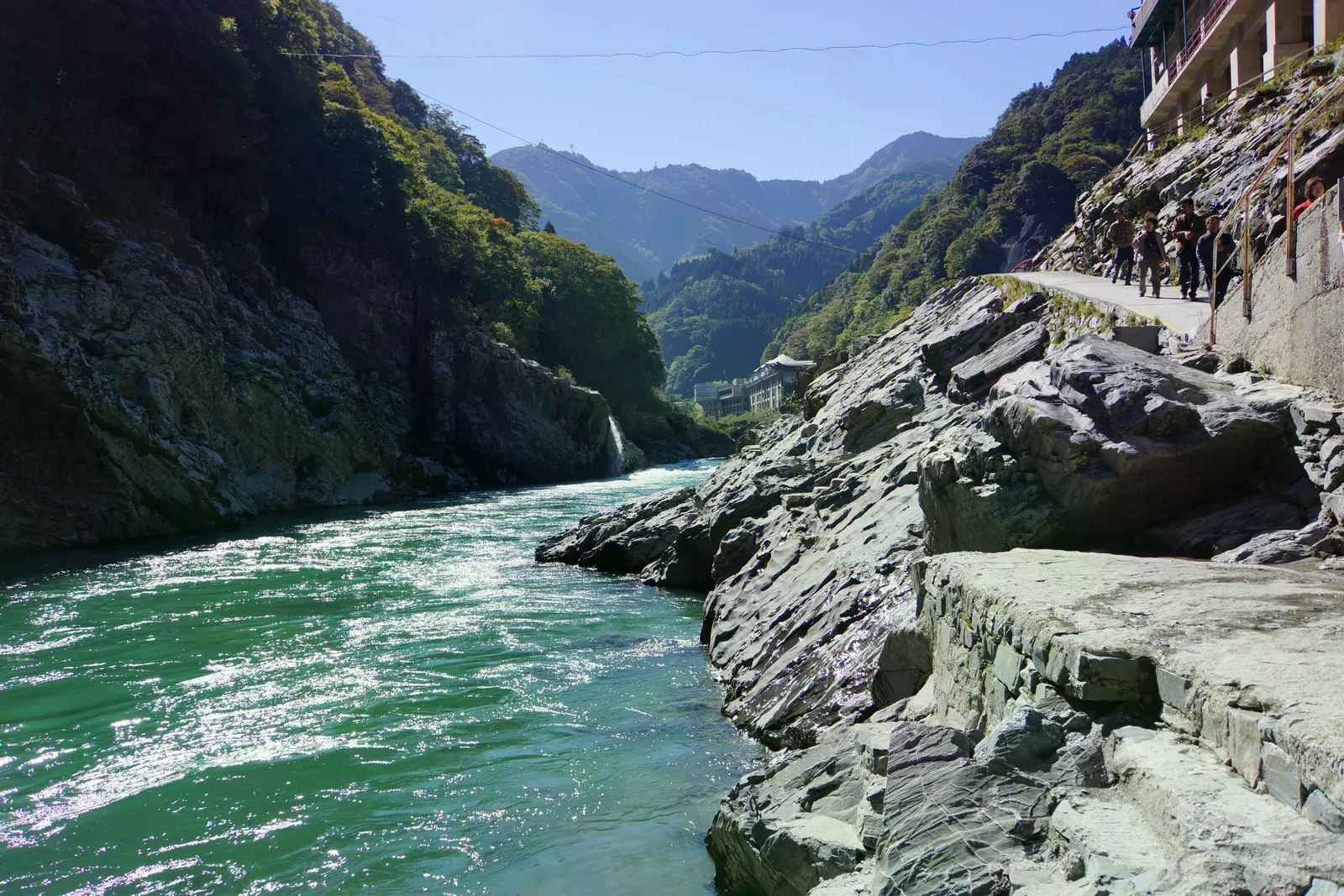 大步危溪的河水流經岩壁與山谷