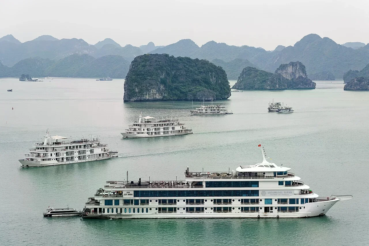 下龍灣石灰岩海景與多艘郵輪