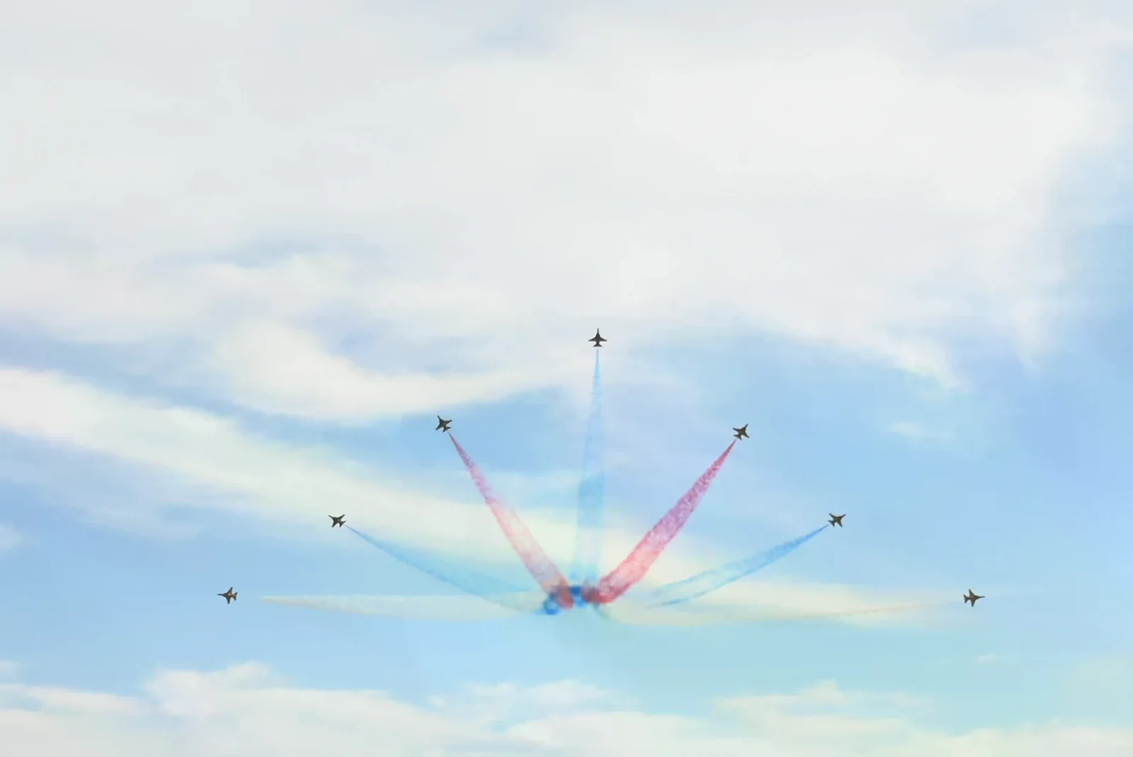 韓國空軍黑鷹特技飛行隊在泗川航空展上空拉出紅藍彩煙，為 2024 年歷史照片