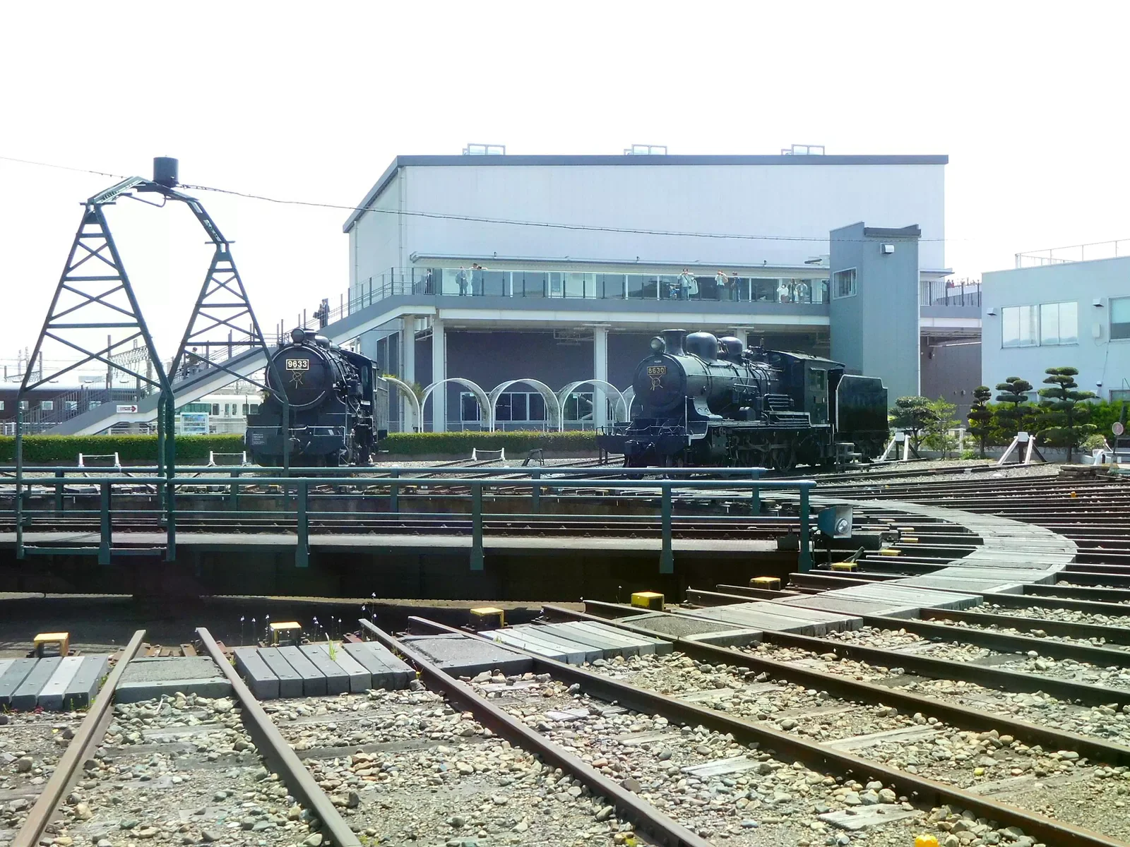 京都鐵道博物館扇形車庫前的轉車台與蒸汽機車