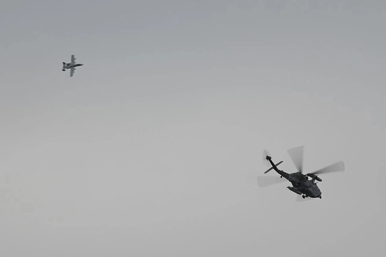 2024 年泗川航空展戰鬥搜救示範中，一架 A-10 與一架直升機在天空飛行