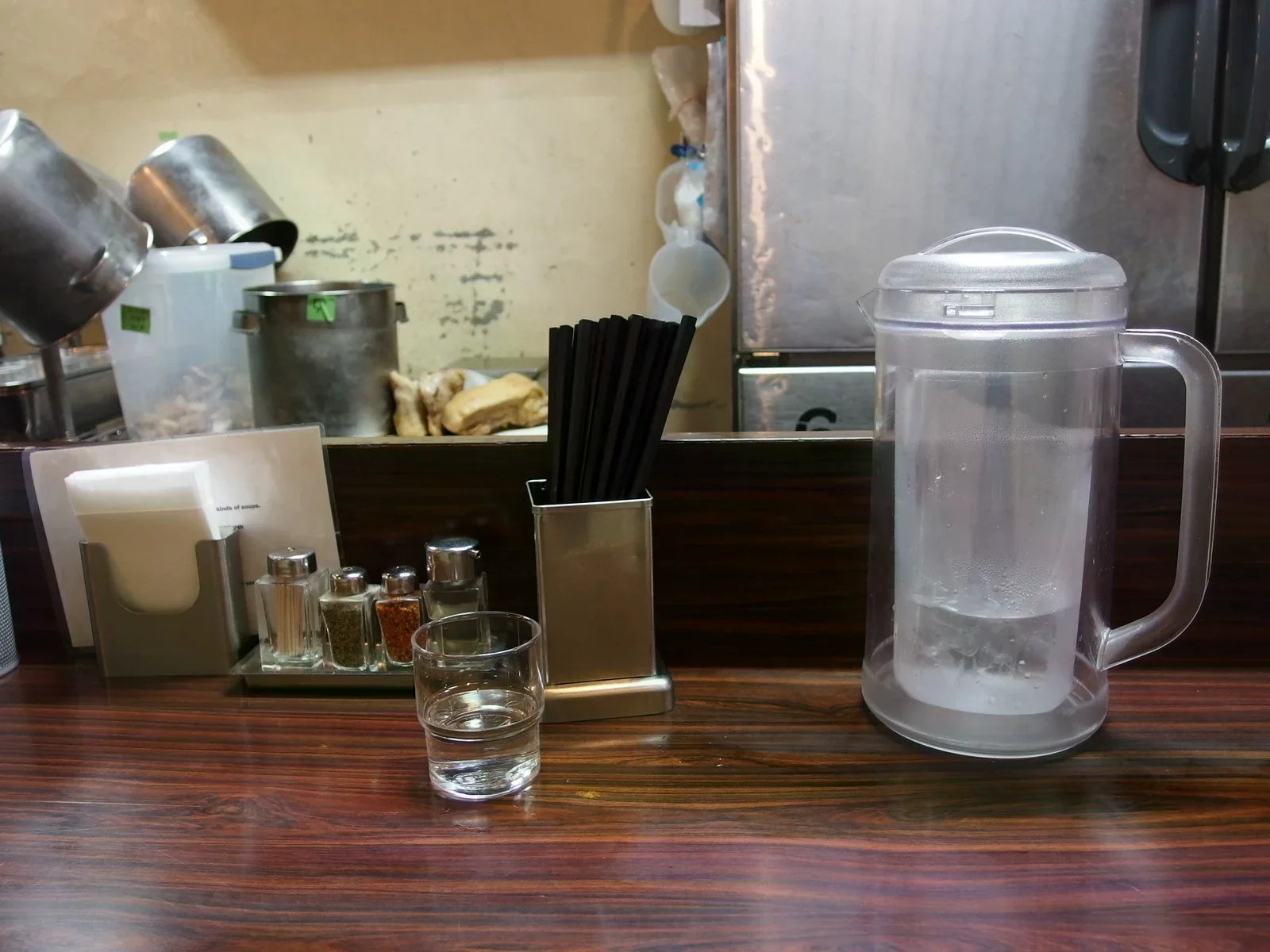 AFURI吧台上的水壺與餐具