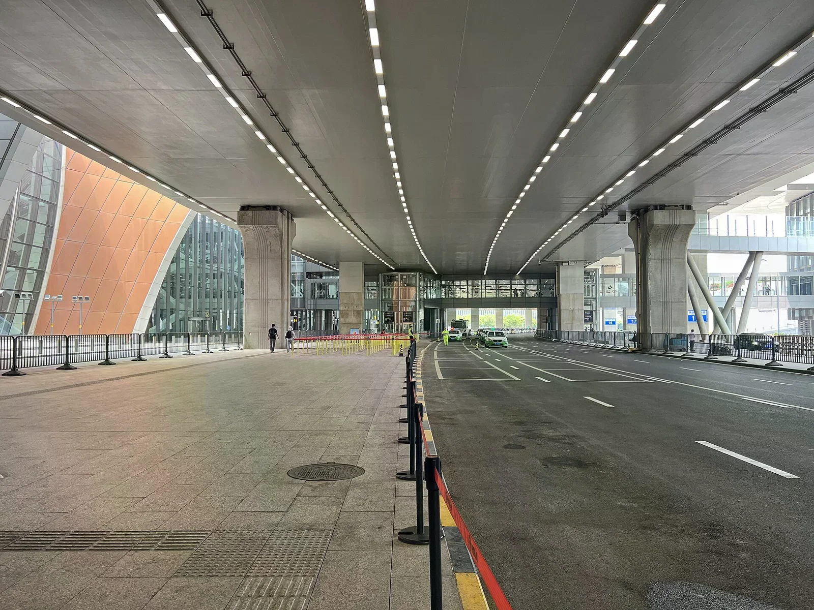 北京大興機場的航廈外道路。