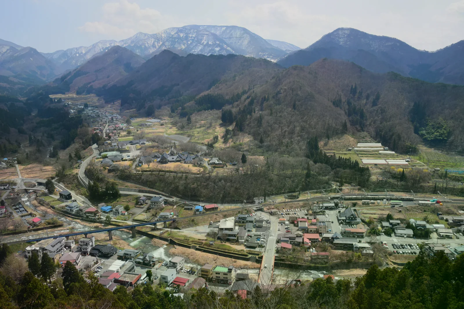從五大堂俯瞰山麓聚落、鐵道與遠處山谷