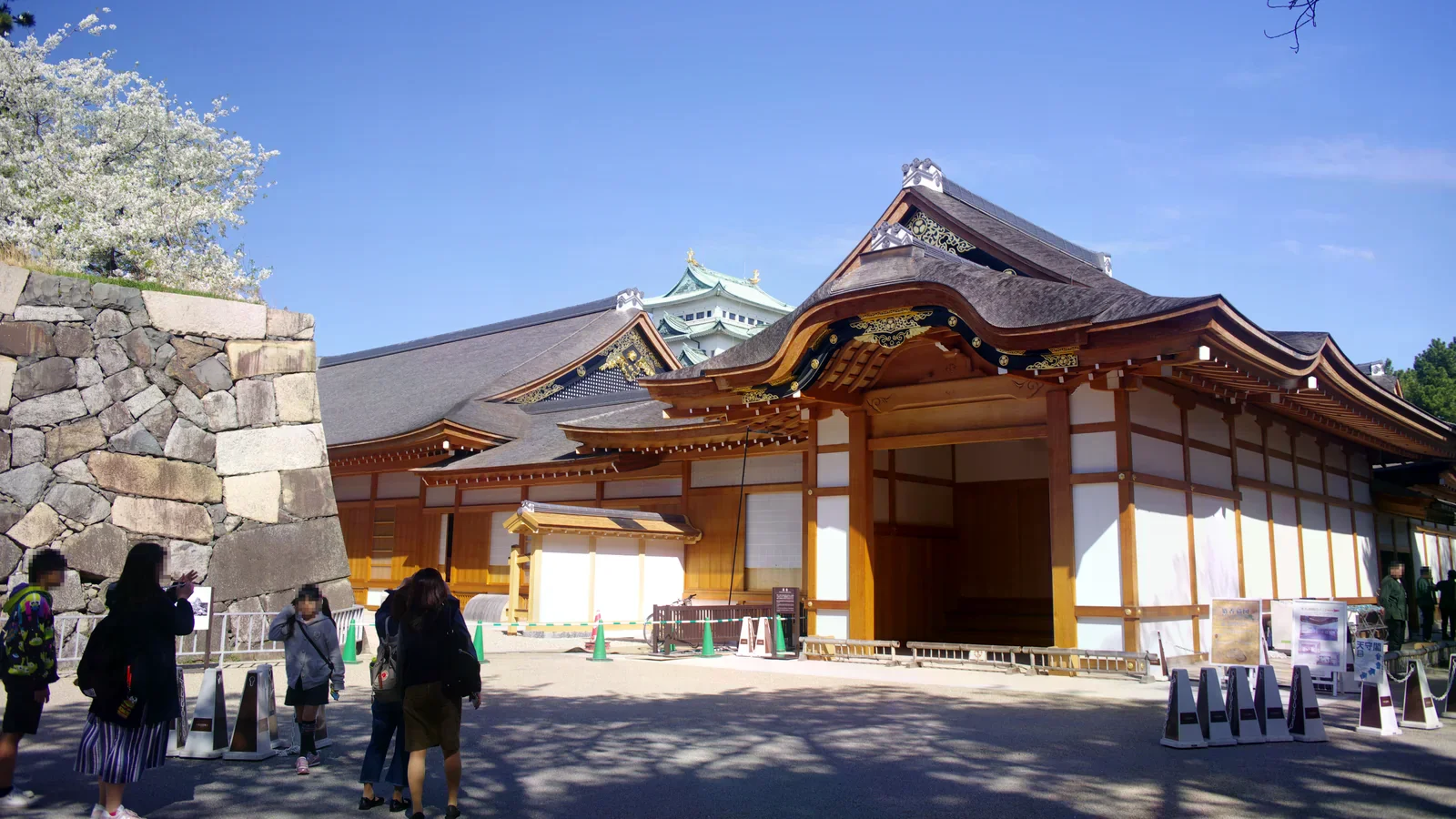 名古屋城本丸御殿外觀，屋頂後方露出大天守
