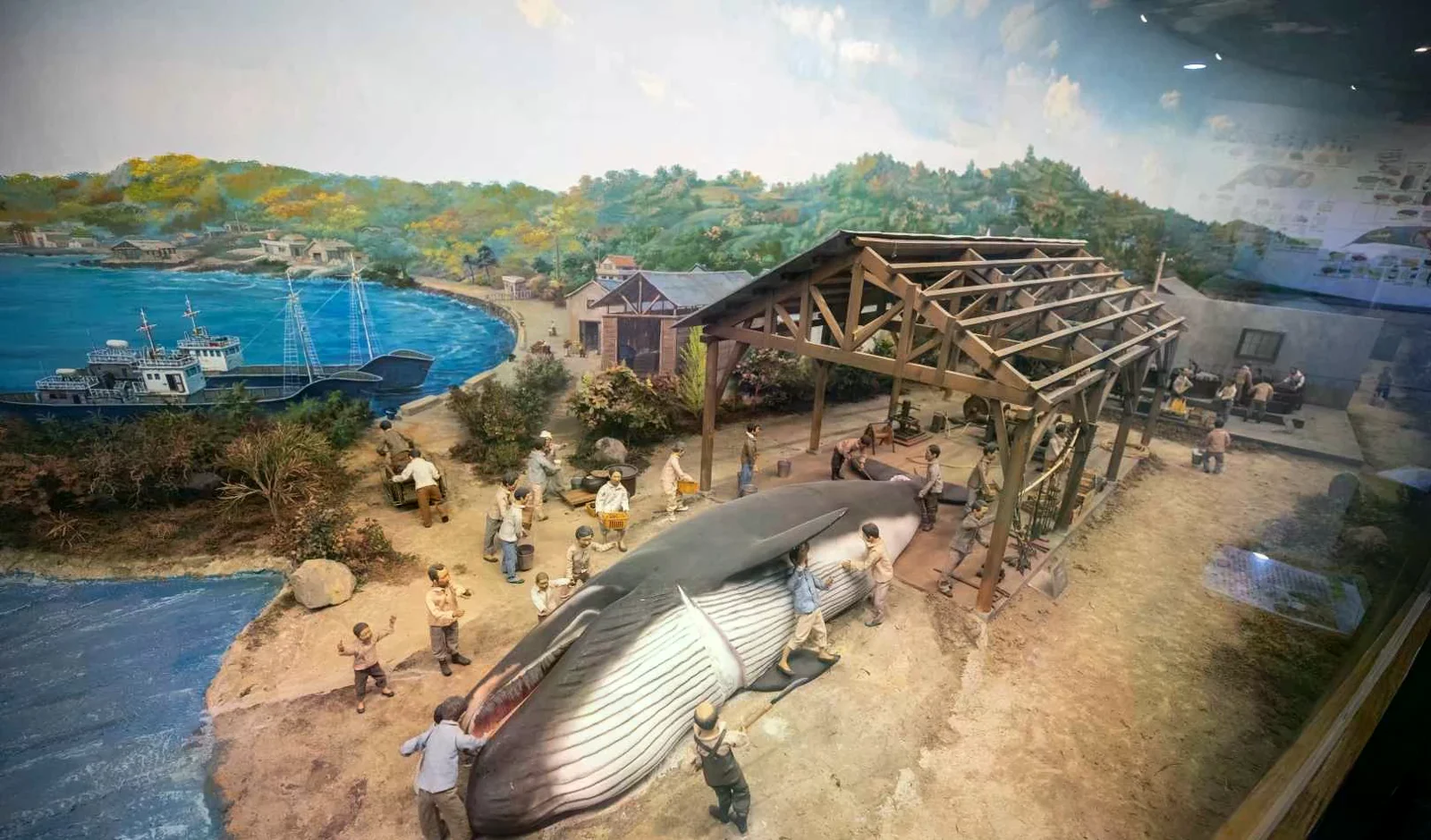 長生浦鯨魚博物館展示的舊捕鯨村情境模型，可見海岸、船隻與鯨魚模型