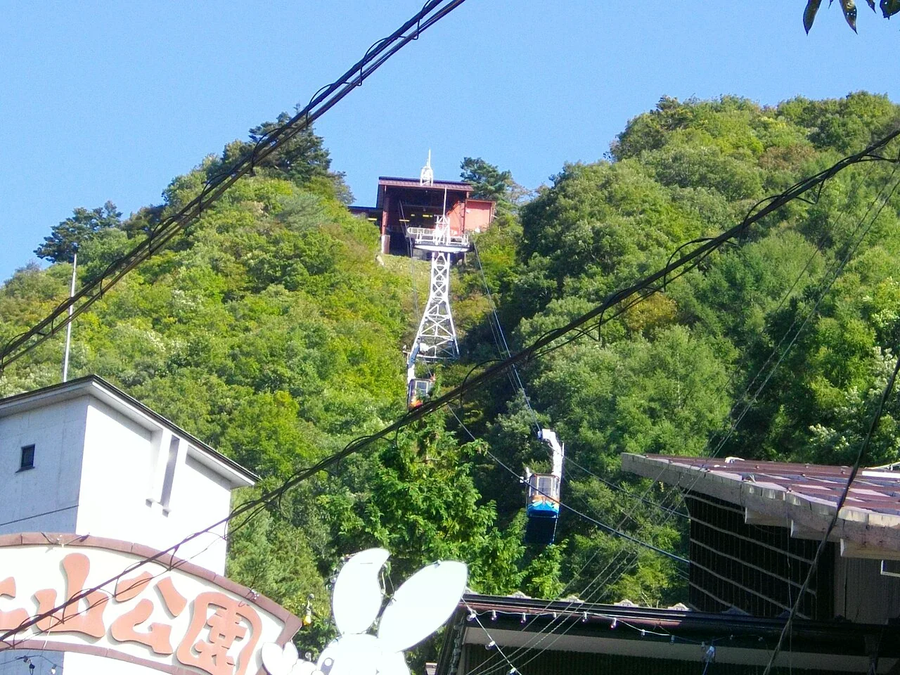 天上山公園河口湖富士山全景纜車沿山坡行駛