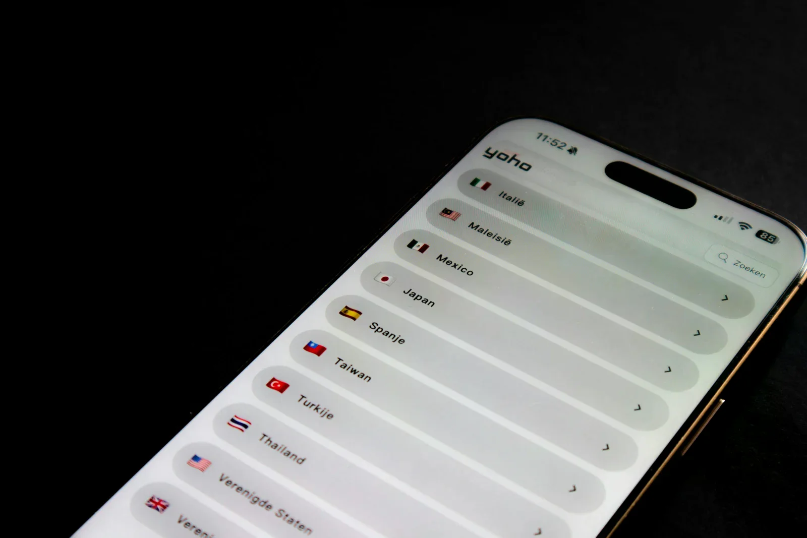 第三方 eSIM 服務 App 的目的地清單畫面，並非手機雙卡設定介面