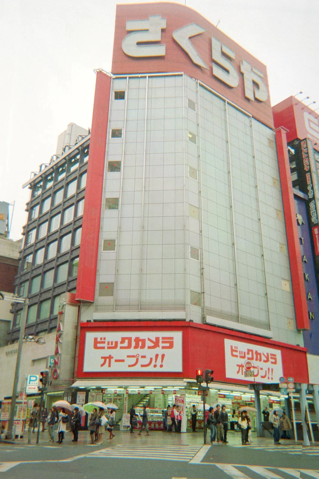 Bic新宿東口站前店開幕時的建築外觀（2010年）。