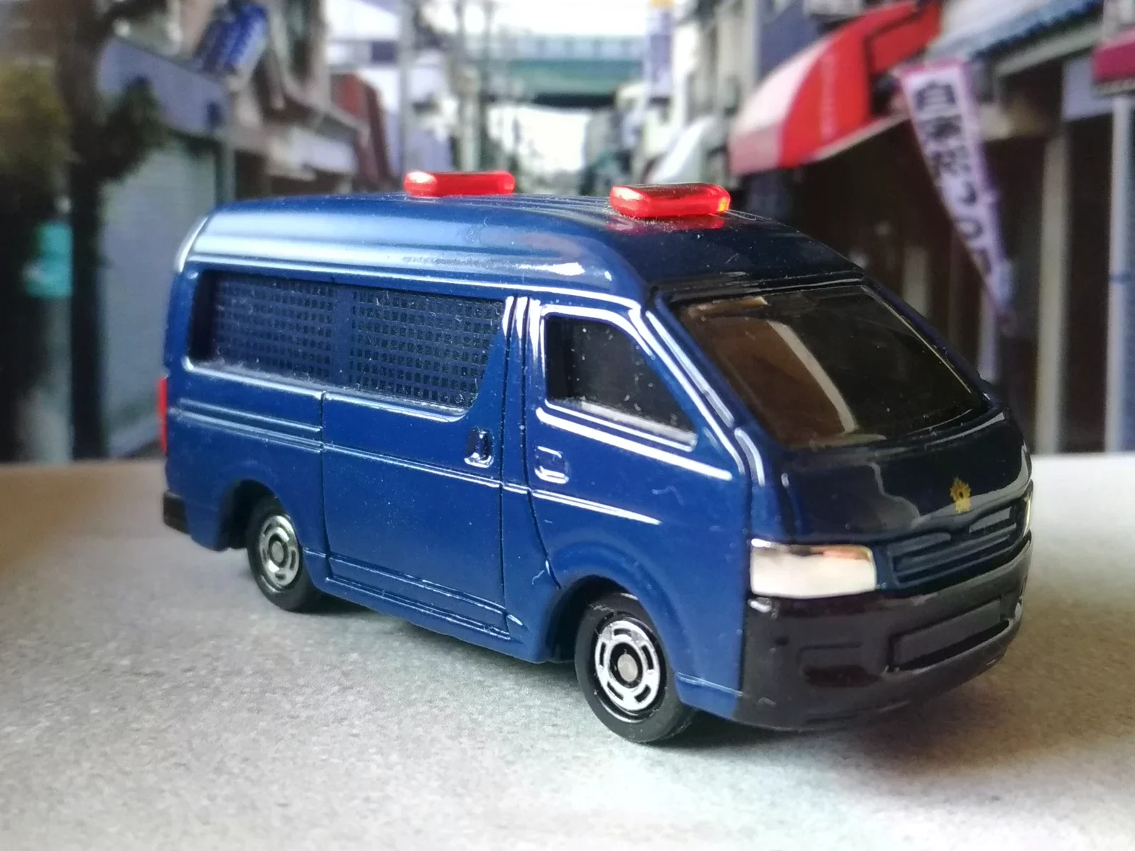 Tomica Toyota Hiace 警車舊款模型:車名相同仍要核對系列與型號,並非本文10月新品。