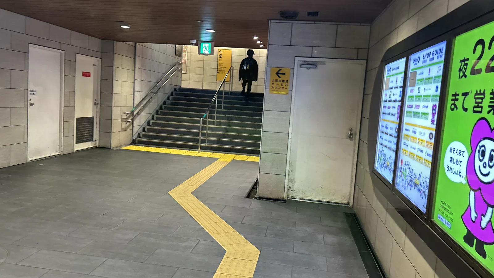 Metro難波站14與25出口通道、樓梯與指標
