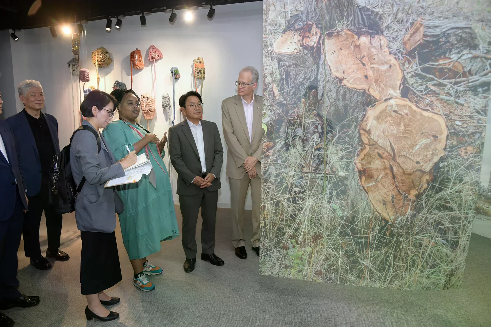 光州雙年展瑞典館展場內的作品與參觀者（2024 年第15屆展覽紀錄）