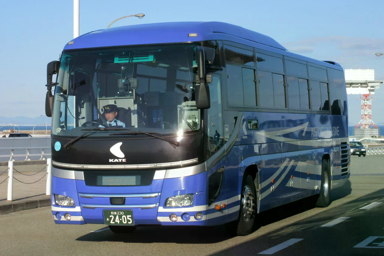 關西國際機場道路上的關西空港交通巴士。