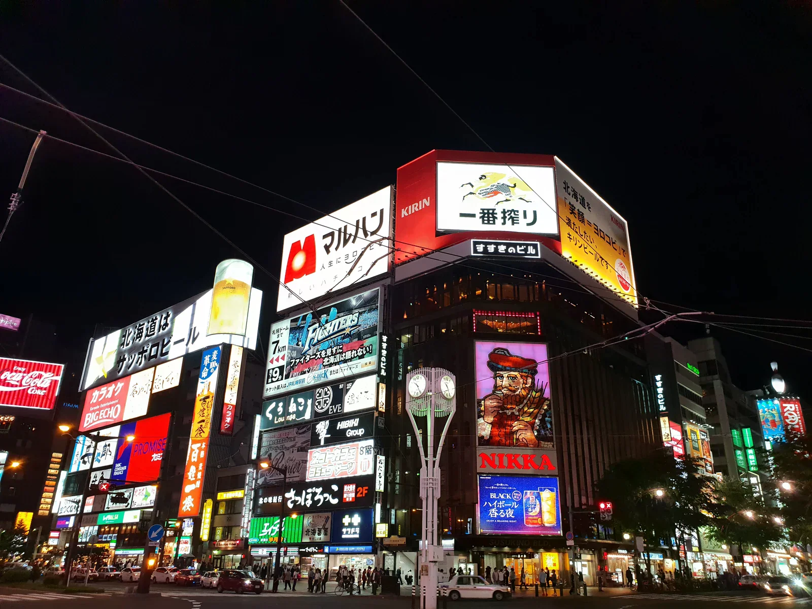 札幌薄野夜間招牌與建築