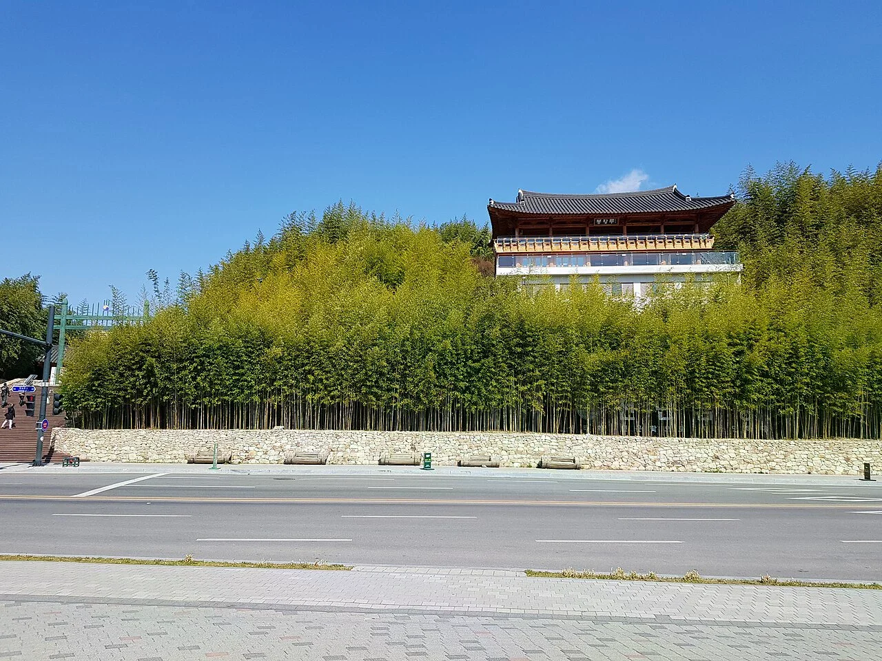 潭陽竹綠苑入口旁的階梯、竹籬與園區建築