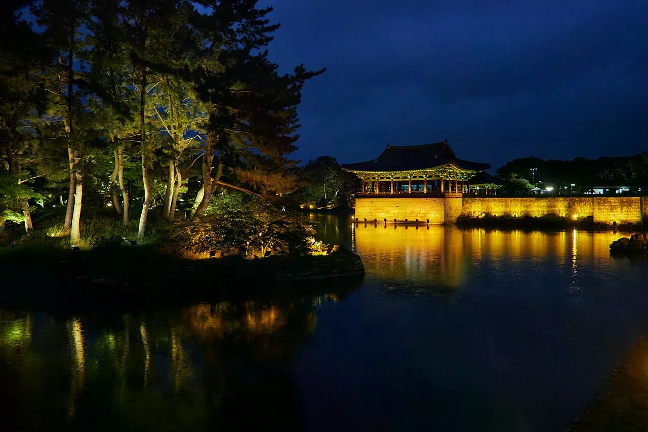 東宮與月池夜間燈光映在水面