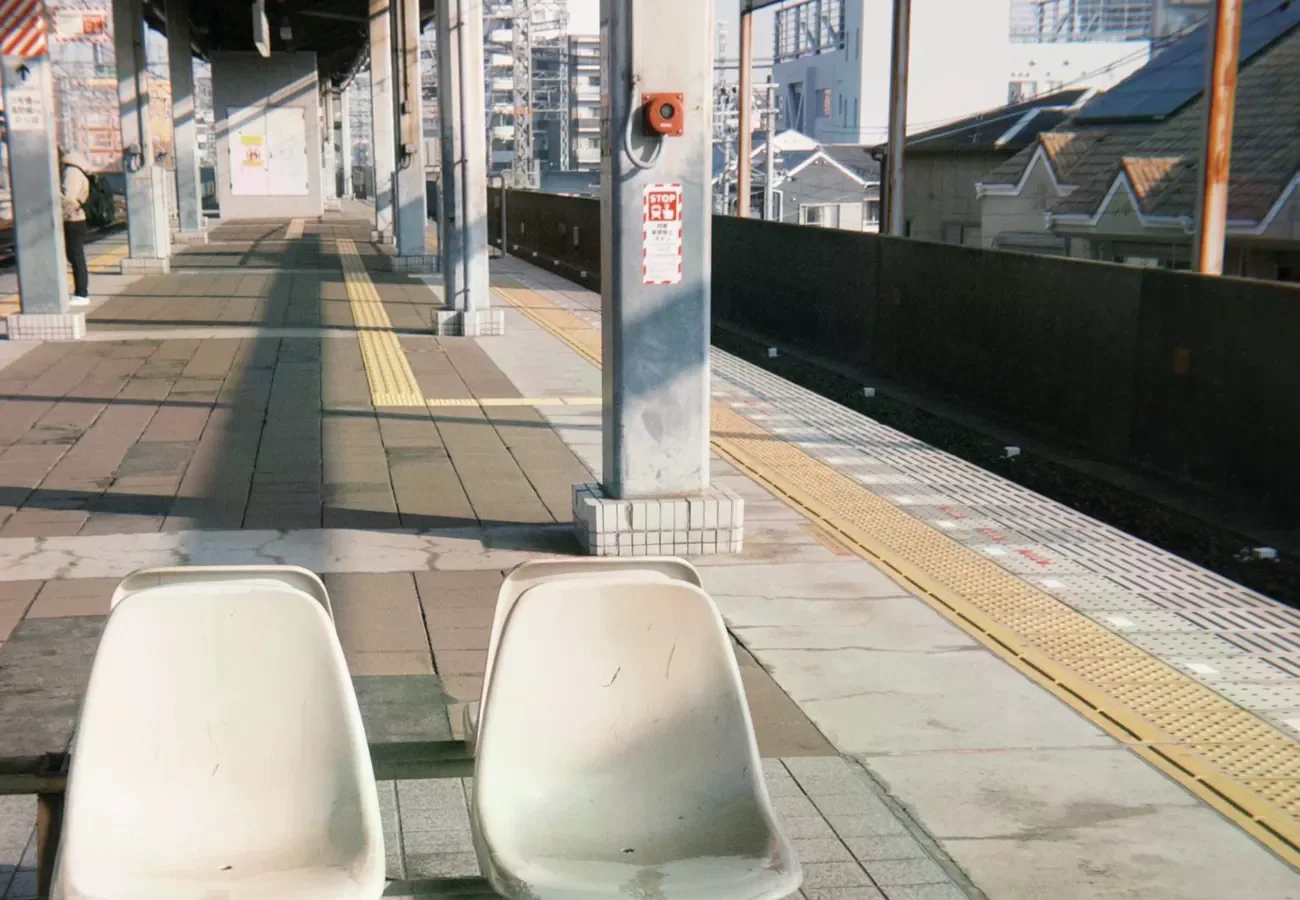 日本車站月台與候車座椅的通用交通情境照