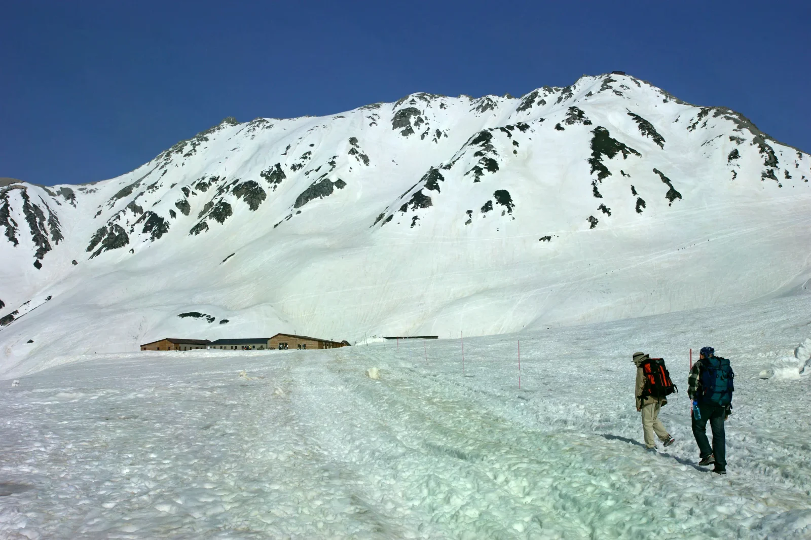室堂積雪的地面與遠處立山群峰