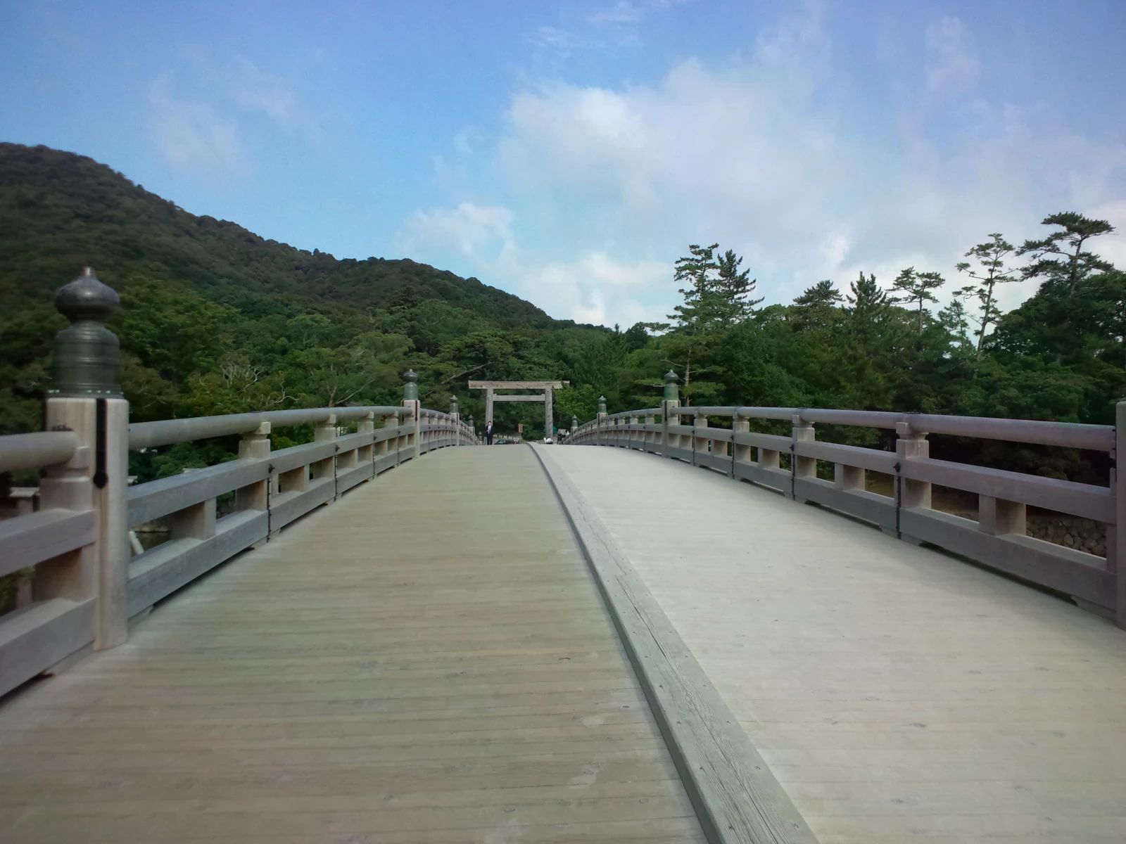 宇治橋木製欄杆與前方鳥居