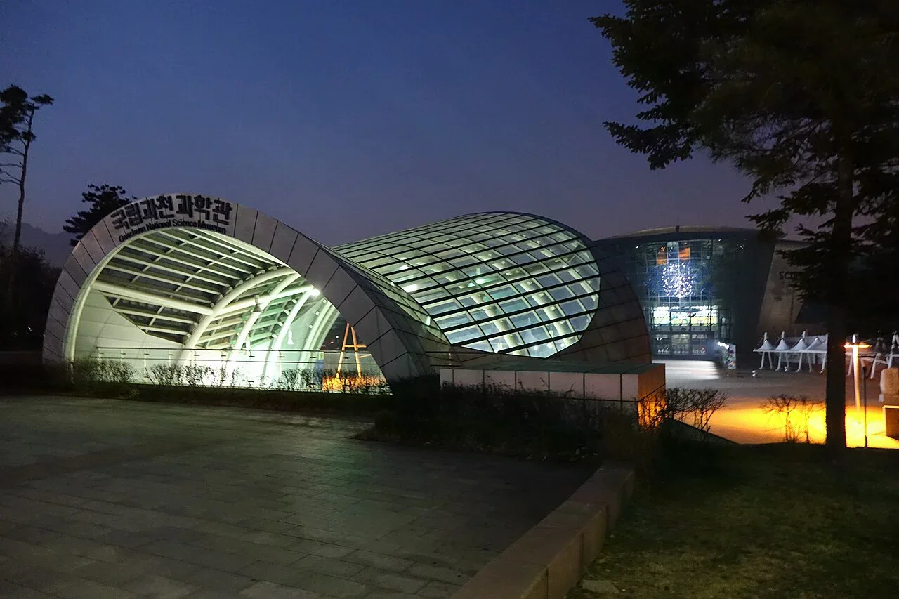 夜色中的國立果川科學館入口與玻璃展館
