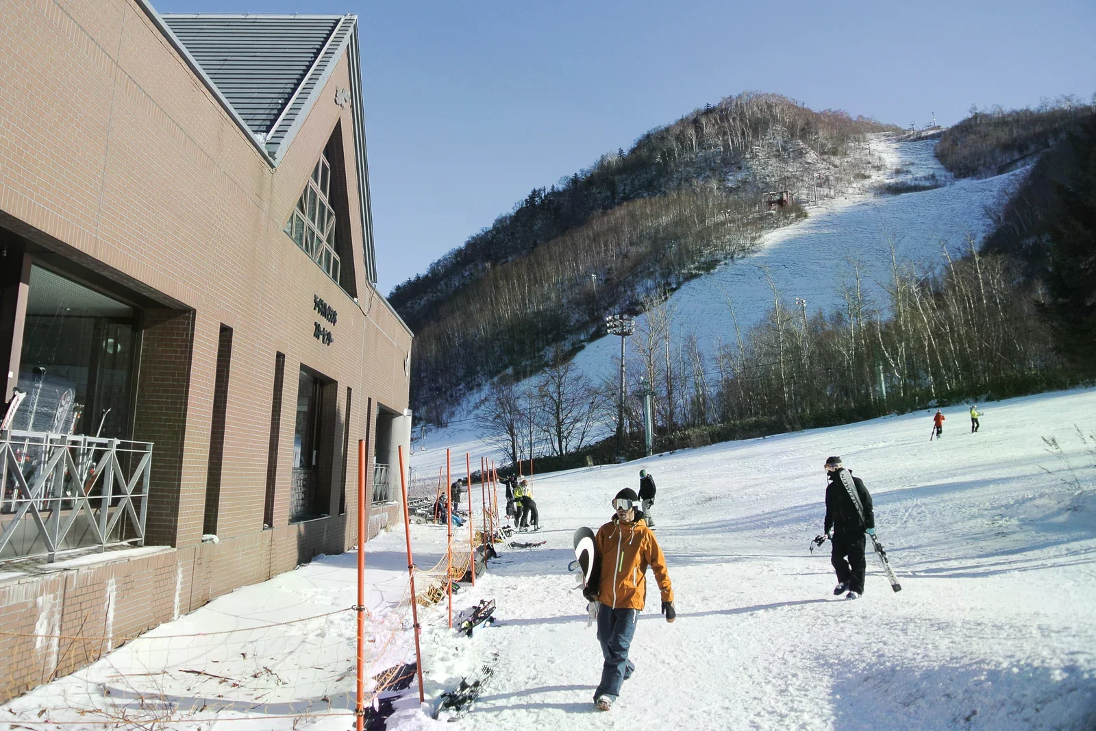 札幌手稻雪場的雪道、纜線與滑雪旅客