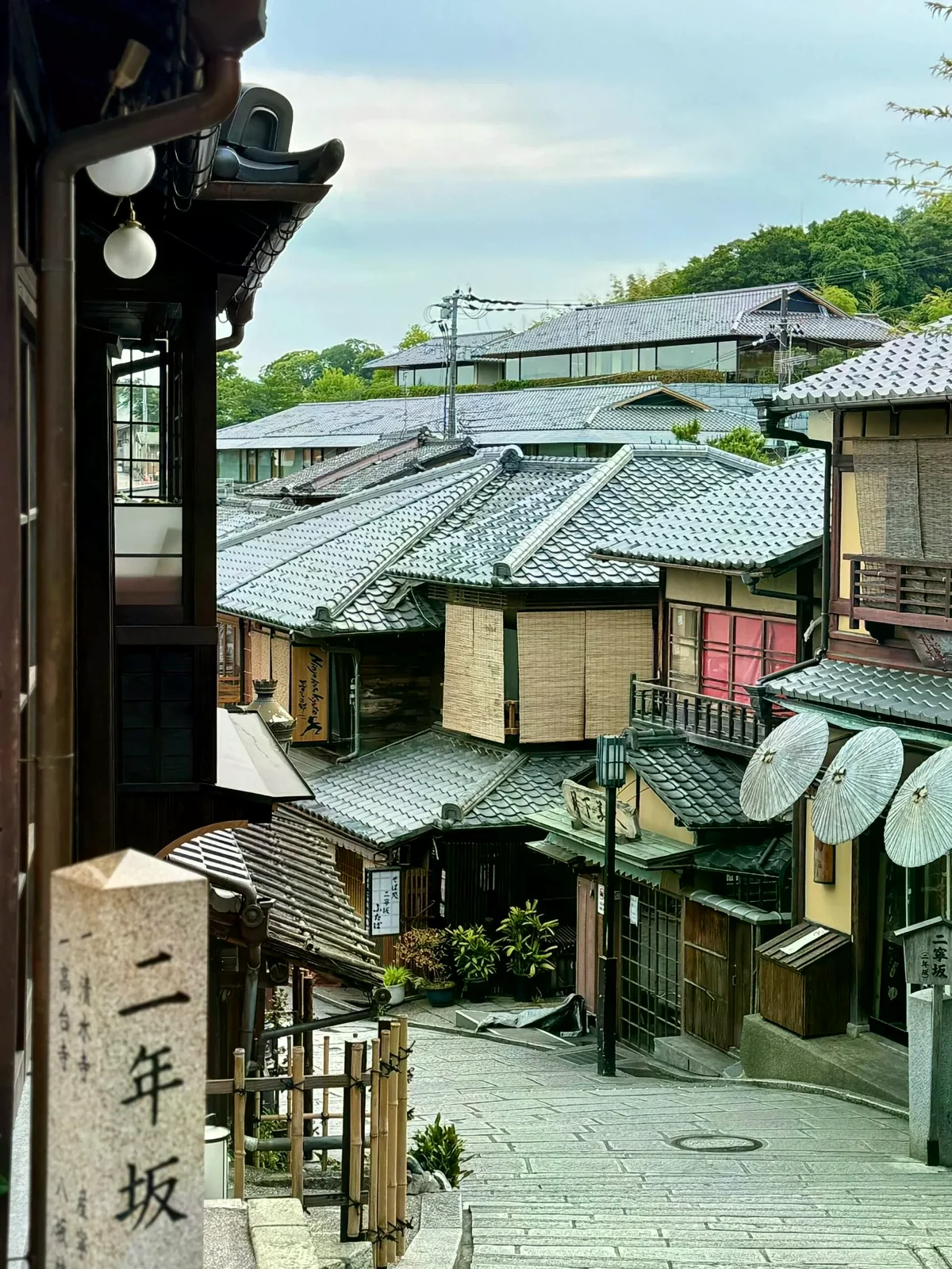 京都二年坂石板坡道與傳統木造街屋，呈現東山步行情境