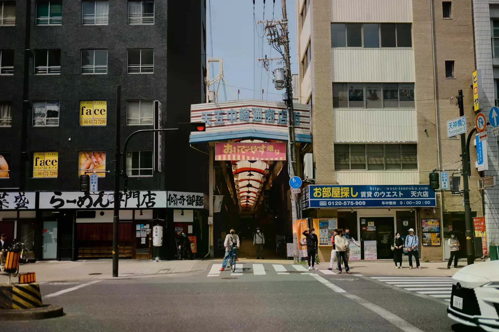 大阪一處商店街入口與街口行人
